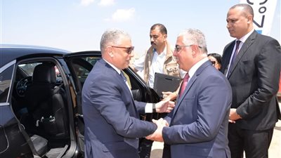 محافظ الإسماعيلية ورئيس اقتصادية السويس يشهدان وضع حجر أساس مشروع للملابس الجاهزة