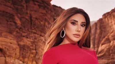 نجوى كرم تتألق بصيحة الأبيض في الأسود 