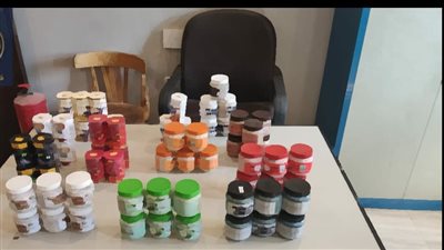 ضبط 180 عبوة مستحضرات تجميل مجهولة المصدر بالغردقة