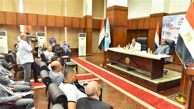 محافظ أسيوط يسلم عقود 26 ورشة بمجمع الصناعات الصغيرة