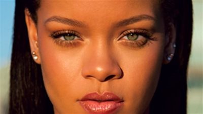 ريهانا تستمع بالصيف في باربادوس وتطلق مجموعتها الجديدة للعناية بالشعر