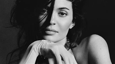 صور .. كايلي جينر تتصدر غلاف فوج البريطانية 