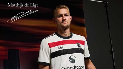 مانشستر يونايتد يُعلن تعاقده مع دي ليخت ونصير مزراوي رسميًا 