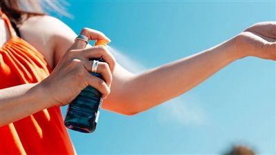 تريند صنع كريمات الحماية من الشمس يثير الجدل بين الأطباء