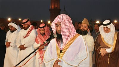 إمام الحرم النبوي يؤم المصلين في المسجد الملكي بمدينة لاهور 