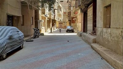 استمرار أعمال تركيب بلاط الإنترلوك بشوارع طهطا بسوهاج 