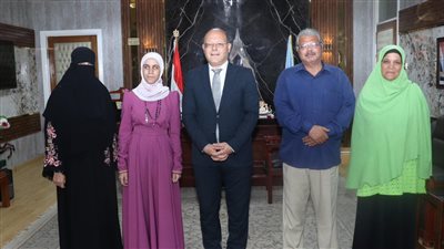 رئيس جامعة سوهاج يكرم طالبة الثانوية العامة الأولى 