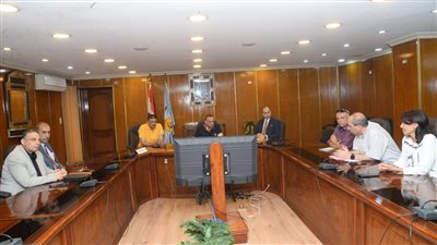 محافظ أسيوط يلتقي مسئولي شركة تكرير البترول لبحث التعاون المشترك