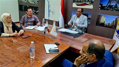 نائب محافظ القاهرة يوجه بتذليل التحديات لمواصلة تطوير الطرق بحي الخليفة