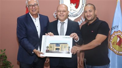 رئيس جامعة سوهاج يناقش التصميمات الهندسية لمستشفى الحروق 