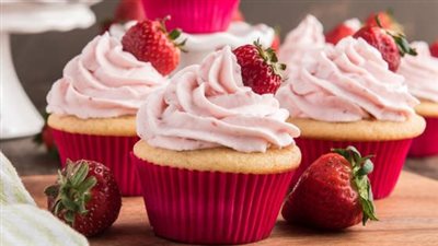 حلوى الأعياد| طريقة عمل كب كيك بالفراولة والكريمة لطعم رائع