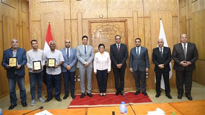 الصحة تُكرم 3 أطباء فى قنا حققوا أعلي نسبة فى الولادة الطبيعية 