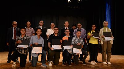 محافظ أسيوط يشهد حفل ختام الأنشطة ويكرم أوائل الشهادات