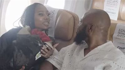  مصر للطيران تحقق أمنية راكب نيجيري وتحتفل معه بطلب الزواج من حبيبته