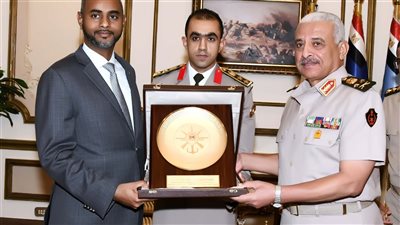 القائد العام للقوات المسلحة يلتقى وزير الدفاع الصومالي .. صور