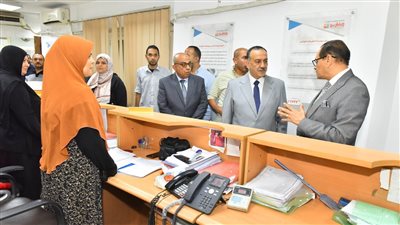 محافظ أسيوط يسلم رخص المحلات التجارية للمواطنين