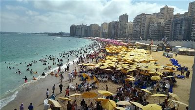 رحلات اليوم الواحد تنعش الإقبال على شواطئ الإسكندرية 