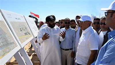 رئيس الوزراء يتفقد أراضي السكن البديل لأسر مدينة رأس الحكمة 