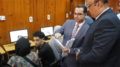 نائب رئيس جامعة المنصورة يتابع العمل بمكتب التنسيق والتحويلات