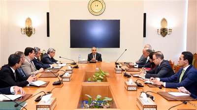 وزير الخارجية يجتمع بقيادات وأعضاء قطاع الشئون العربية