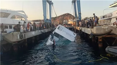 صور| انتشال مركب سياحي غارق خليج العقبة