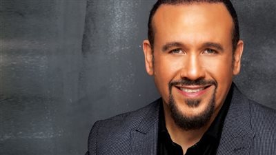 السبب الحقيقي وراء اعتذار هشام عباس عن المشاركة في مشروع ١٠٠ سنة غنا