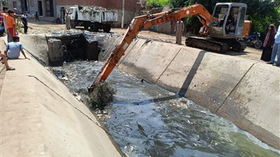 محافظ المنوفية يتلقى تقريرًا عن خطة تطهير ورفع المخلفات بالترع والمجاري المائية 