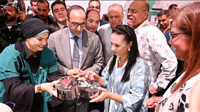 وزيرة التضامن تتفقد جناحي بنك ناصر الاجتماعي وصندوق عطاء بمهرجان العلمين
