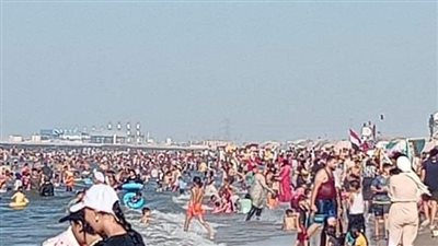 إقبال المصطافين على شواطئ جمصة بالدقهلية 
