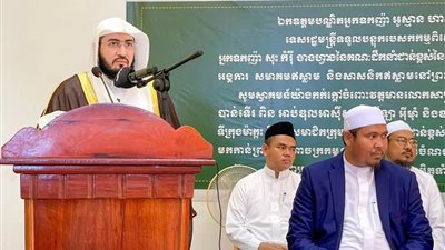  إمام المسجد الحرام يزور مركز للعلوم الشرعية في كمبوديا