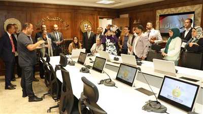 وزيرة التنمية المحلية تتفقد مع عدد من الصحفيين المعتمدين لدى الوزارة مركز السيطرة للطوارئ والسلامة  
