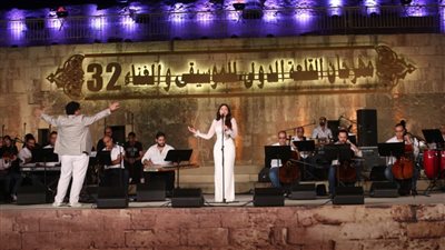 مهرجان القلعة|أصوات واعدة تُحي تراث وروائع الزمن الجميل على مسرح المحكي