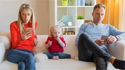 دراسة تكشف العلاقة بين استخدام الآباء للهواتف والصحة النفسية لأطفالهم