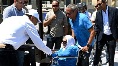 رئيس الوزراء يسلم عددًا من الوحدات السكنية بمدينة العلمين الجديدة (شاهد)