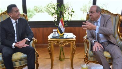 وزير الطيران المدني يلتقي بنائب رئيس المبيعات والتسويق بشركة بوينج العالمية 