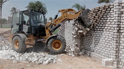 استمرار أعمال دهان الأسوار والبلدورات بمداخل قرى أبنوب والبداري