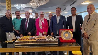 رئيس تجارية الجيزة يكرم وكيل وزارة التموين بالجيزه لبلوغها سن المعاش
