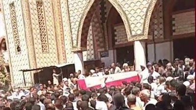 أهالى قرية الحاجر تشيع جثمان شاب لقى مصرعه أثناء إنقاذ جيرانه  