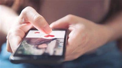 زوجة أبني بتكلم راجل في التيلفون أعمل إيه؟.. أمين الفتوى يُجيب