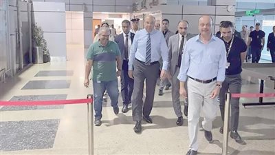 وزير الطيران يستعرض مشكلات المسافرين ويتخذ التدابير اللازمة لإنهائها بسهولة ويسر