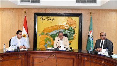 محافظ الفيوم يتابع مع رؤساء المدن الخطة الاستثمارية للعام المالي 2024/2025