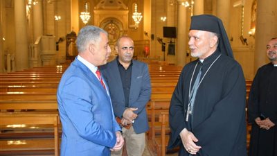 محافظ الإسماعيلية يزور مطرانية الأقباط الكاثوليك
