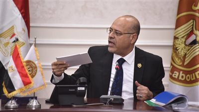 العمل تُسلم وثائق صرف التعويضات لثلاثة من ضحايا 