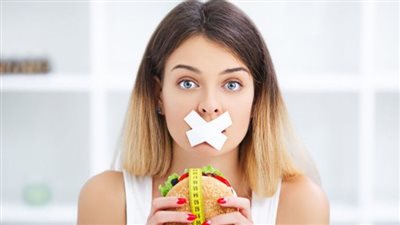 3 كوارث صحية يسببها أكل الوجبات السريعة بهذه الحالة.. الطب الأمريكي يحذر