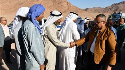 محافظ جنوب سيناء يلتقي مشايخ وعواقل مدينة سانت كاترين للاستماع لمطالبهم