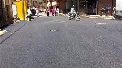 استمرار أعمال الرصف بشوارع حي شرق سوهاج 