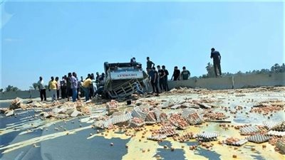 الأرض كلها صفراء.. انقلاب سيارة محملة بالبيض على الصحراوي  