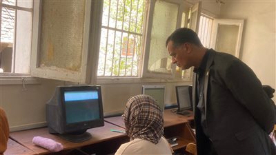 مدير تعليم قنا يتابع فعاليات اختبارات الطلاب المتقدمين لمدارس المتفوقين