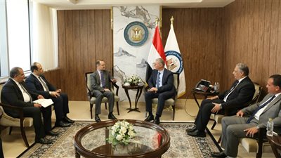 وزير البترول يبحث مع 