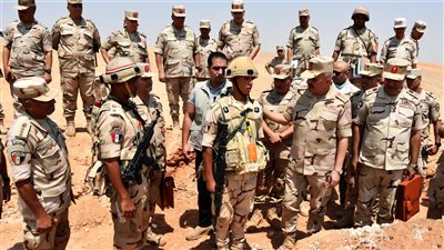 الفريق أحمد خليفة يتفقد مرحلة تدريبة لمشروع تكتيكي بجنود بنطاق الجيش الثالث الميداني